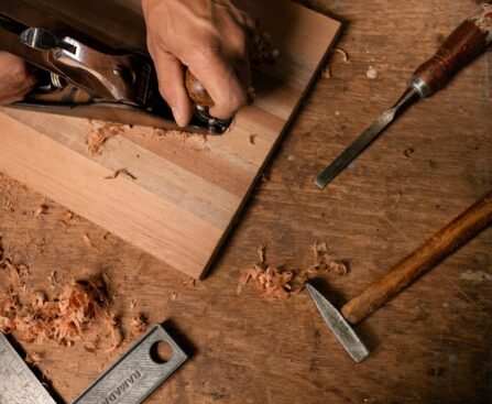 Przystawka do kosy spalinowej – sposób na większą funkcjonalność narzędzia